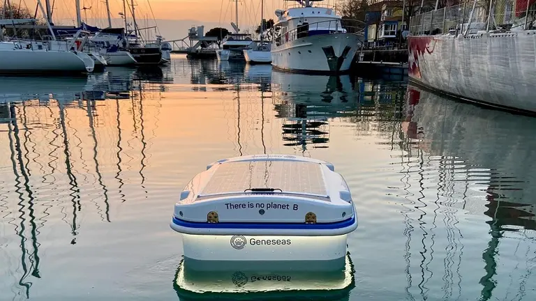 Es argentino, vive en Francia e inventó un robot solar que limpia océanos con inteligencia artificial