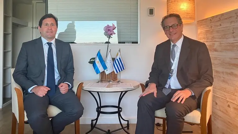 Sin dólares, Argentina busca impulsar el uso de monedas locales con Uruguay para el comercio de servicios