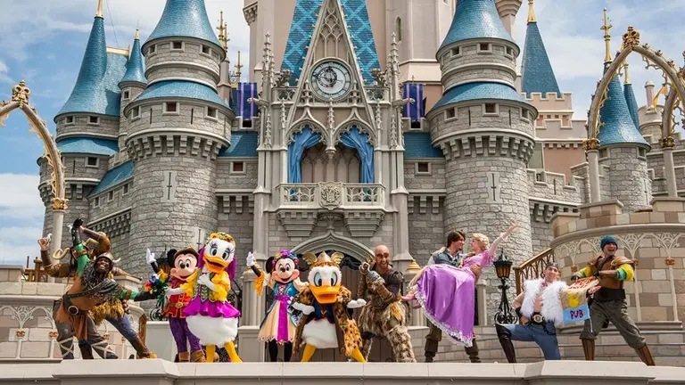 Con el dólar por las nubes, cuánta plata necesita una familia argentina para viajar a Disney