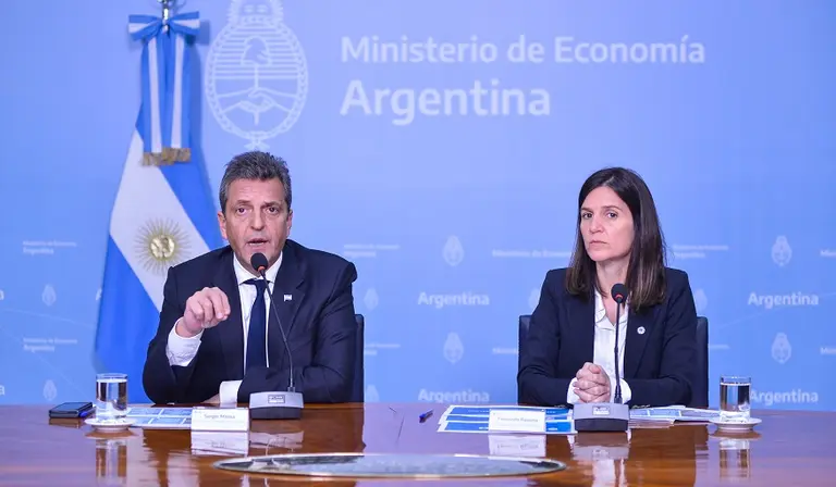 Massa anunció aumento para jubilados del 23% y bono de $27.000 por tres meses: cómo quedan los haberes