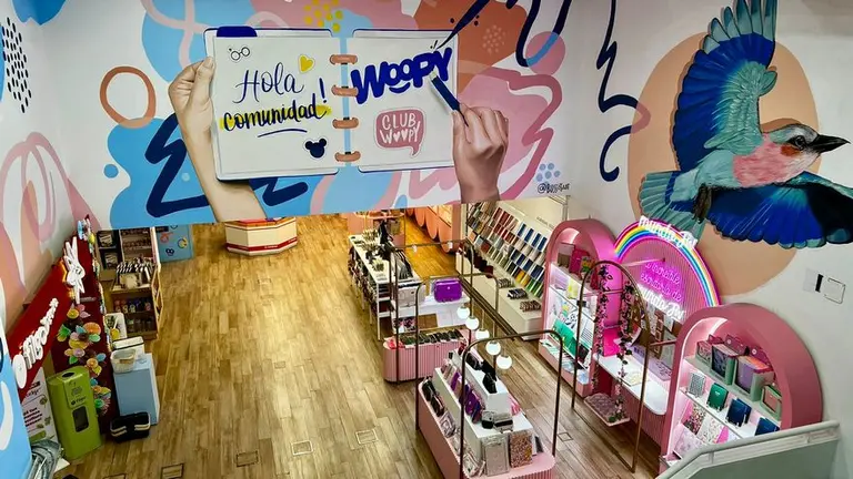 Emprendedores arrancaron vendiendo figuritas y hoy manejan la librería online número 1 del país