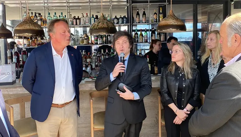 Qué pasará con el dólar y la inflación si gana Milei, según el pronóstico de economistas libertarios