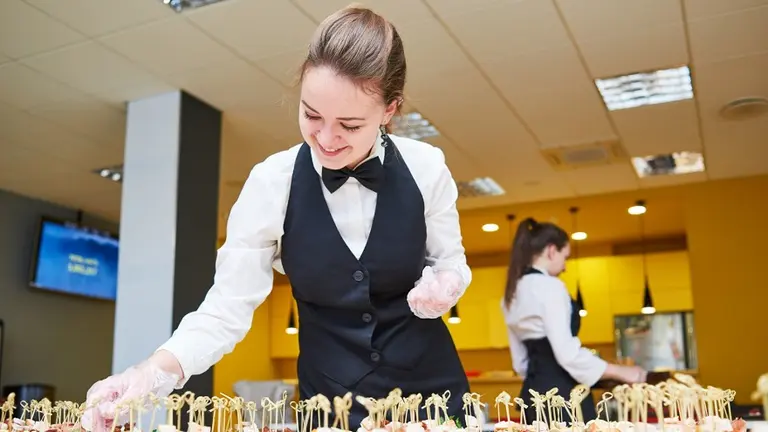 ¿Cuánto cobra un mozo por hora en Argentina 2023?