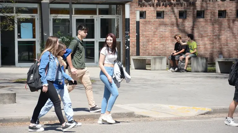 En plena pelea con el Gobierno, universidades argentinas mejoran su reputación académica internacional: ¿qué lugares ocupan?