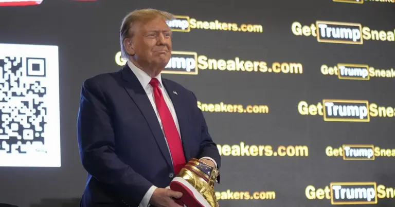 Cómo son las increíbles zapatillas que lanzó Donald Trump y llevan por nombre "Never Surrender"