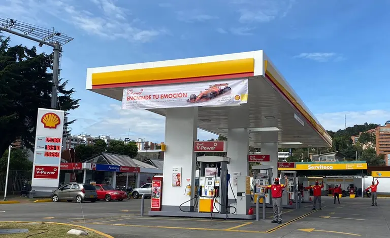 Which companies are still in the race to acquire more than 700 Shell stations in Argentina?