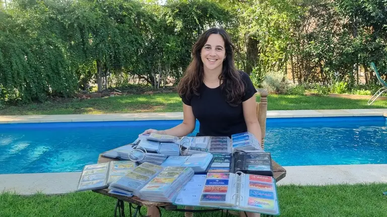 Es argentina y colecciona desde tarjetas de crédito hasta licencias de conducir y va por el récord Guinness
