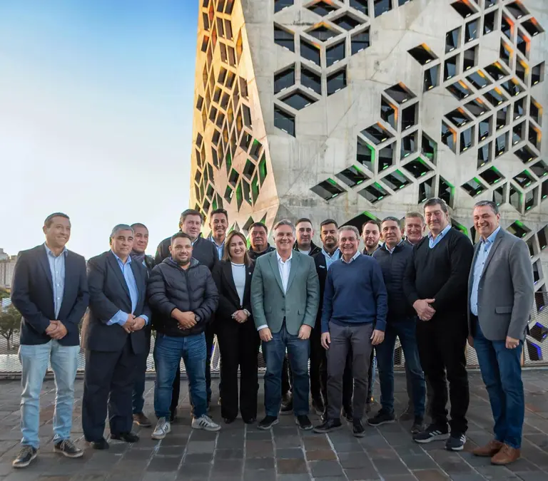 Llaryora amplía el partido cordobés, al sumar a una decena de intendentes de Juntos por el Cambio