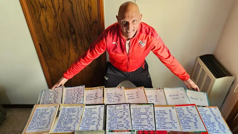 La vida del fanático del fútbol que anota los resultados de todos los partidos desde hace 47 años