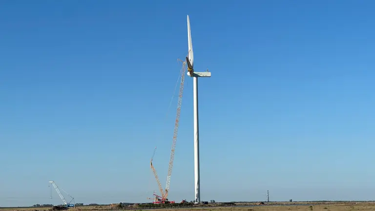 Se montaron los primeros aerogeneradores del Parque Eólico General Levalle: tienen una altura de 204 metros