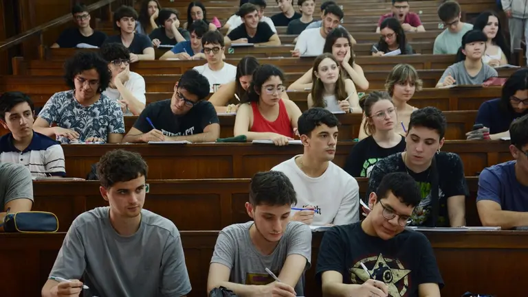 jóvenes estudiantes de la UBA