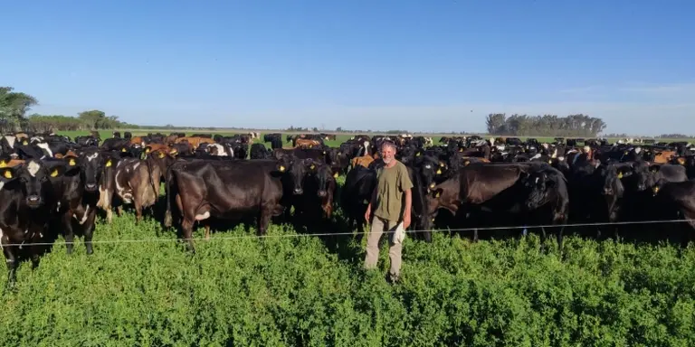 Borrelli, de Ovis 21: "Promovemos un paradigma que en vez de pelearse con la naturaleza, la respeta y trata de imitarla"
