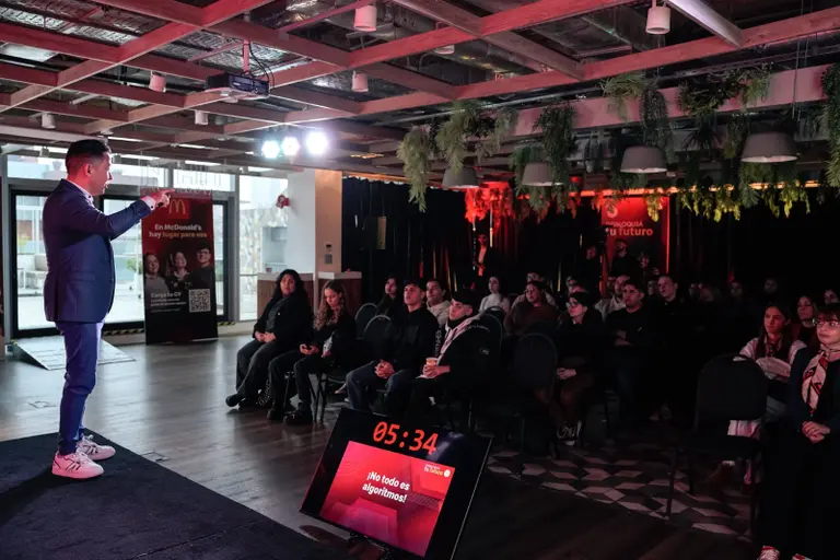 "Desbloqueá tu futuro": la primera jornada de charlas de Arcos Dorados orientada a motivar a la próxima generación de empleo joven