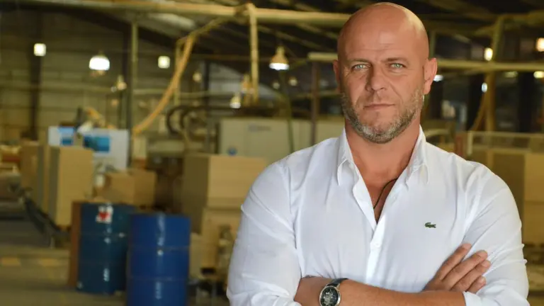 Una Pyme que fabrica muebles y sostiene a un pueblo se resiste a cerrar y a despedir empleados