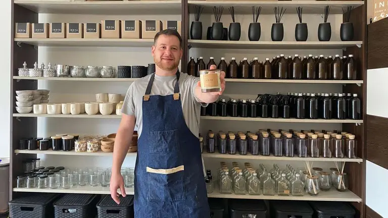 Cómo Indya Deco convirtió las velas artesanales en un negocio mayorista rentable