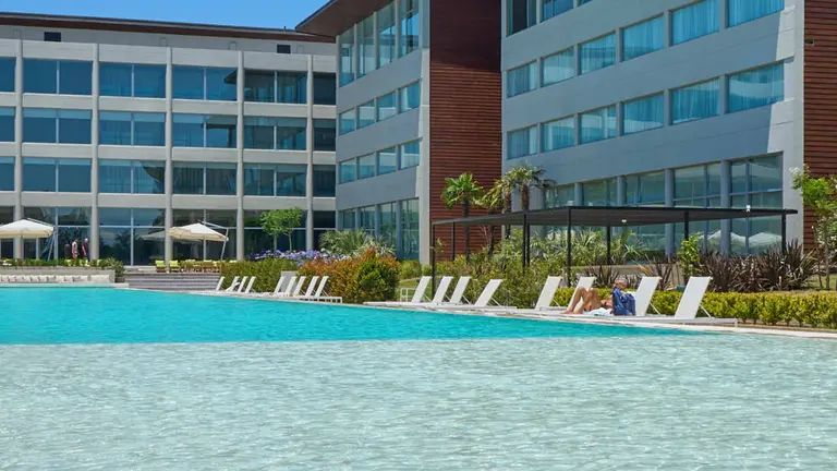 ¿Cuánto cuesta escaparse del ruido del Obelisco a una pileta de 100 metros sin salir del AMBA?