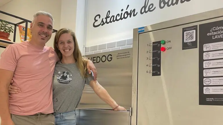 Vio a su hermana sufrir bañando a su perra y creó un 'laverap' para perros y ahora los vende como pan caliente