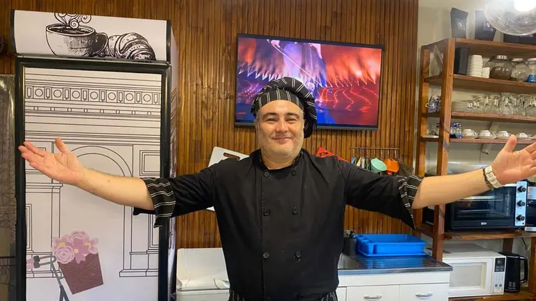 "Soy un gordito de los salados": la historia detrás de Aznavour, la croissanterie que mezcla mollejas con cocina francesa