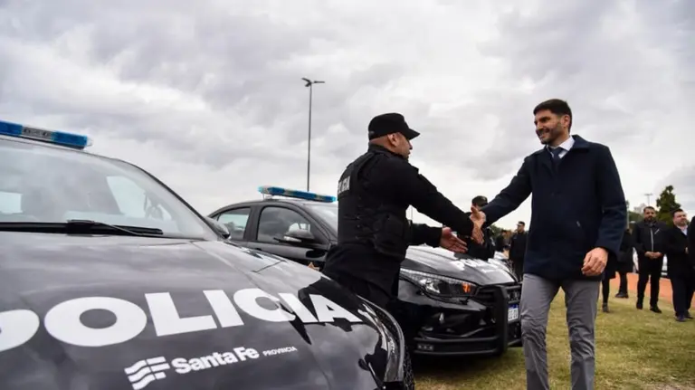 Pullaro anunció un aumento de sueldo para la policía y se levantó la protesta en la provincia