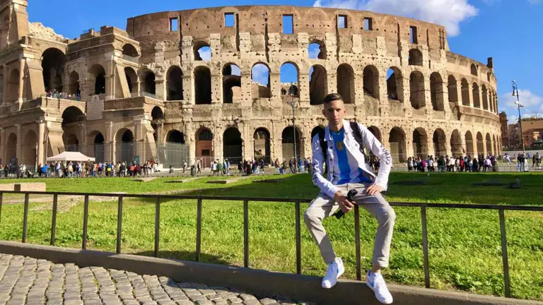 El youtuber que se fue del Conurbano a Europa y dice que no cambia Moreno por nada