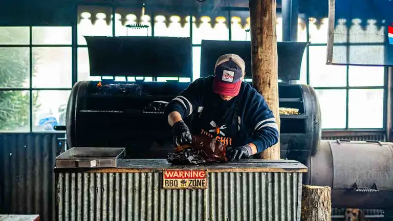 Así es la meca de la barbacoa que está a 2 horas de Buenos Aires y te transporta a un rancho texano
