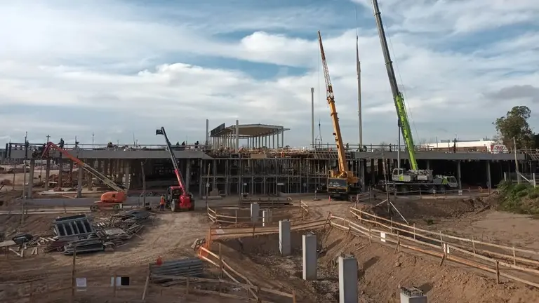 Obra de construcción de Distrito Diagonal, el shopping que el Grupo IRSA está construyendo en Gonnet, La Plata