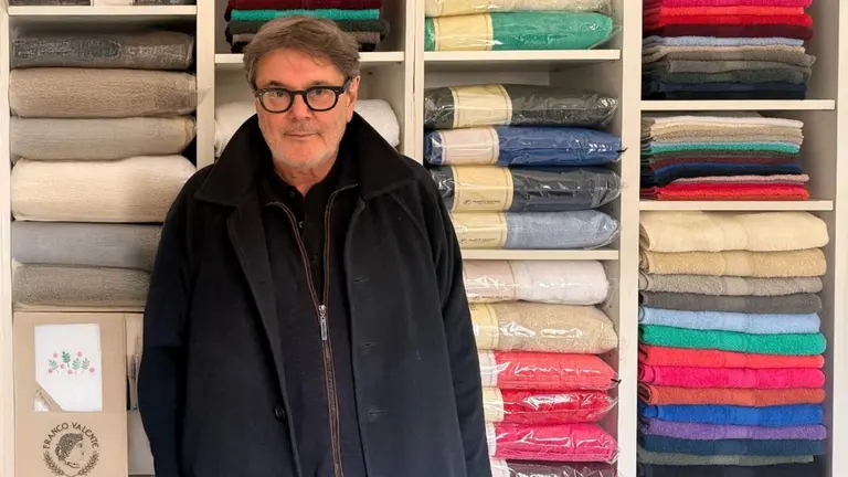 Adolfo Setton, cofundador de Franco Valente posando con una estantería de fondo llena de toallas de la marca (Gentileza Franco Valente)