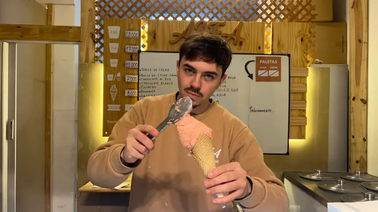 Uziel Utrera, prepara un helado en su heladería Alfa 