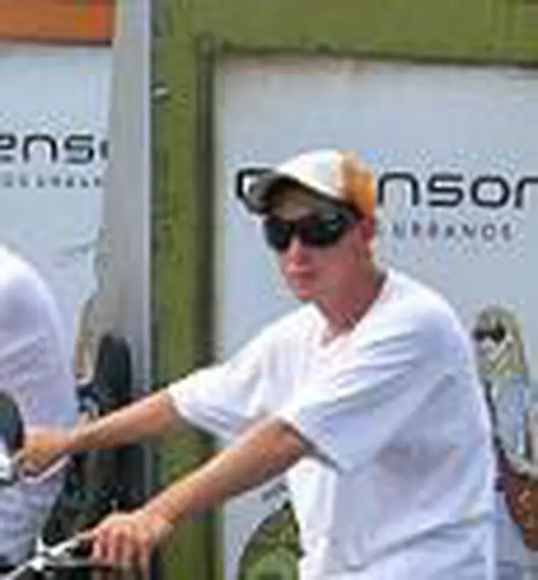 Chenson se promociona en bicicleta por Palermo