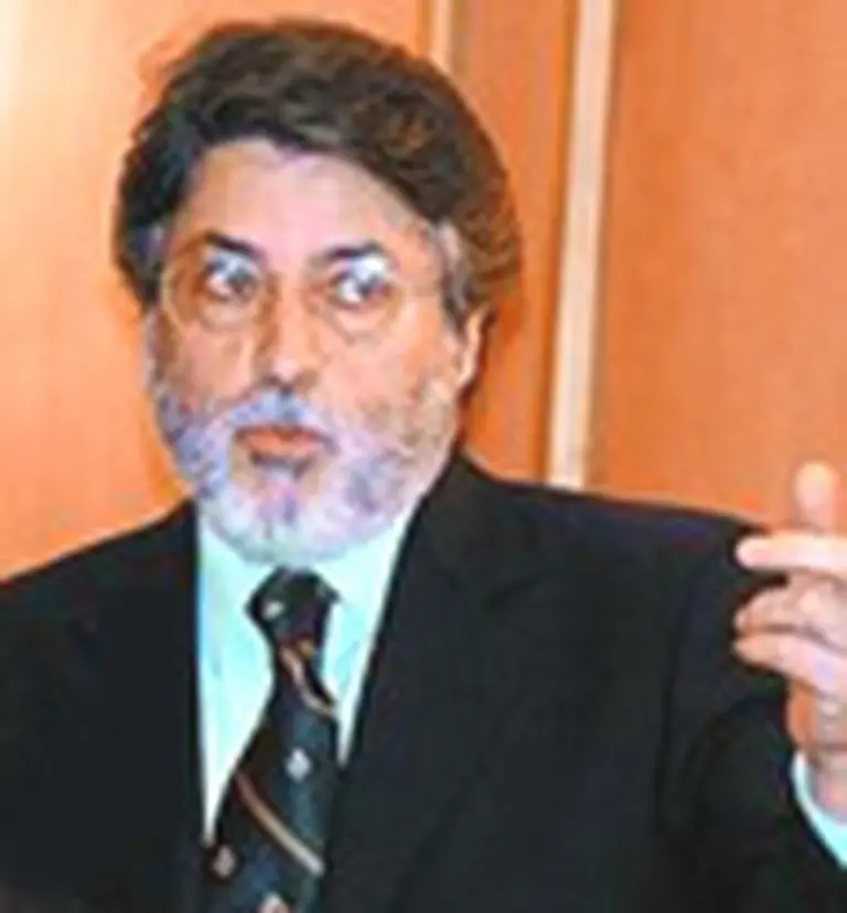 Abad aseguró que no está prevista una reforma tributaria