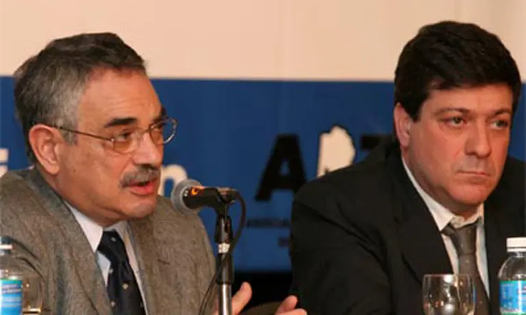 Evalúan ley de radiodifusión que impide dar televisión a las telcos