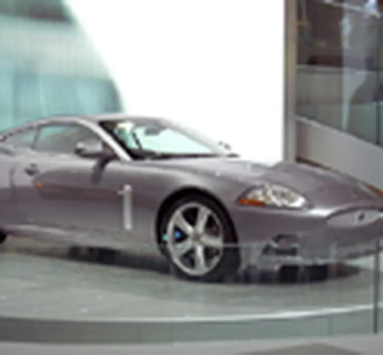 Jaguar lanza en la Argentina una coupé de casi u$s150.000