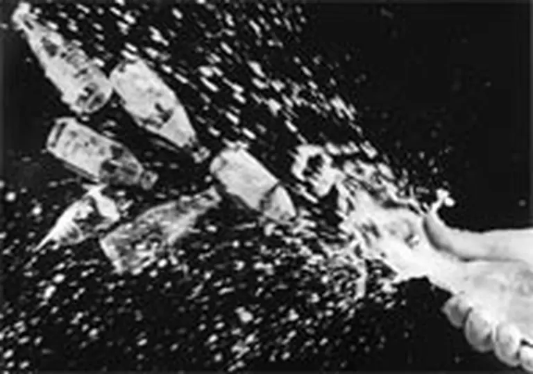 La ANMAT retira tres lotes de agua envasada del mercado