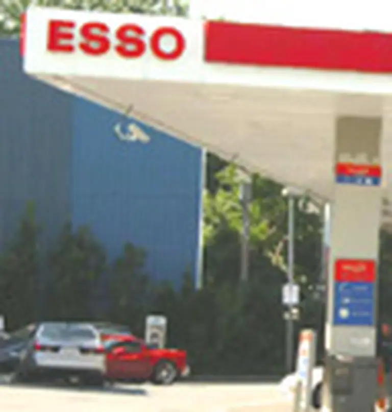 Shell va por las estaciones de servicio de Esso