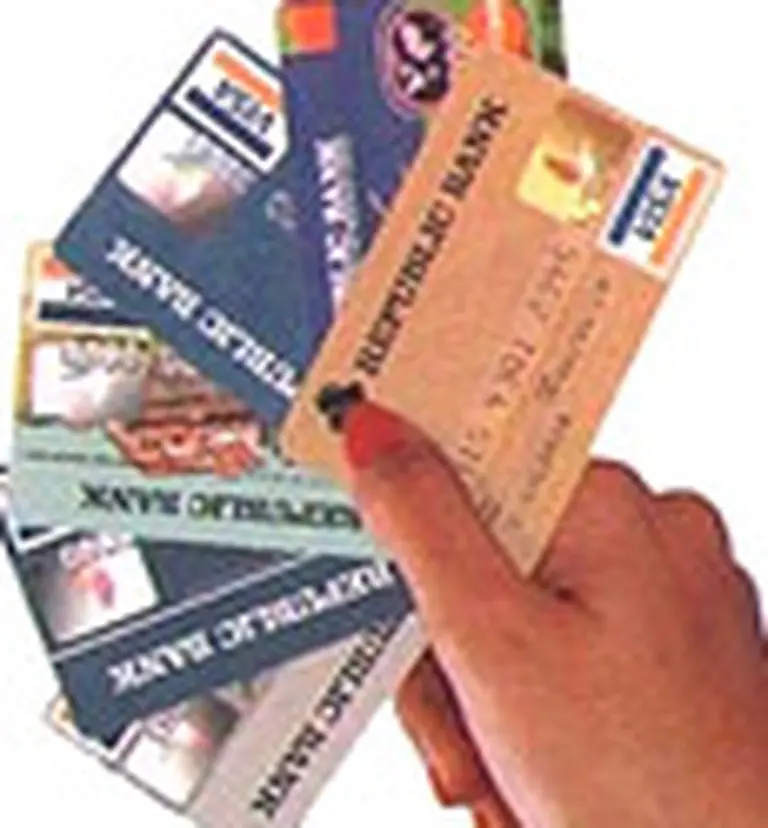 Tarjetas de crédito: financiarse cuesta hasta un 65% anual