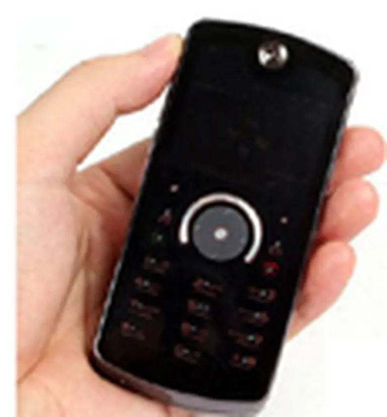 Motorola lanza nuevos teléfonos y compra firma en Asia