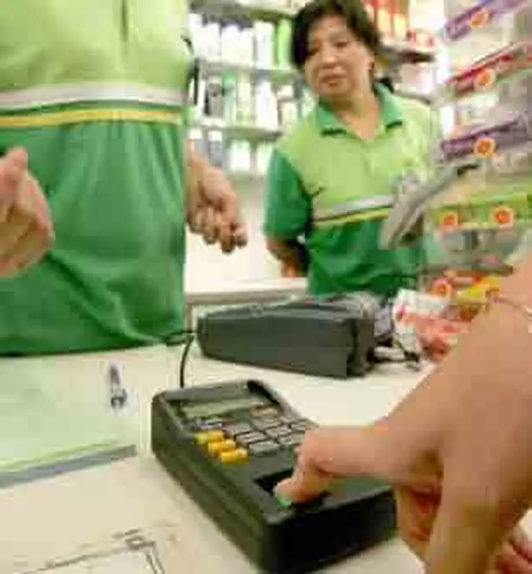 Bancos y comercios pelean por un negocio de $40.000 M