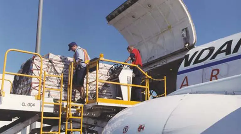 Para evitar los cortes de ruta, las empresas recurren a fletes aéreos