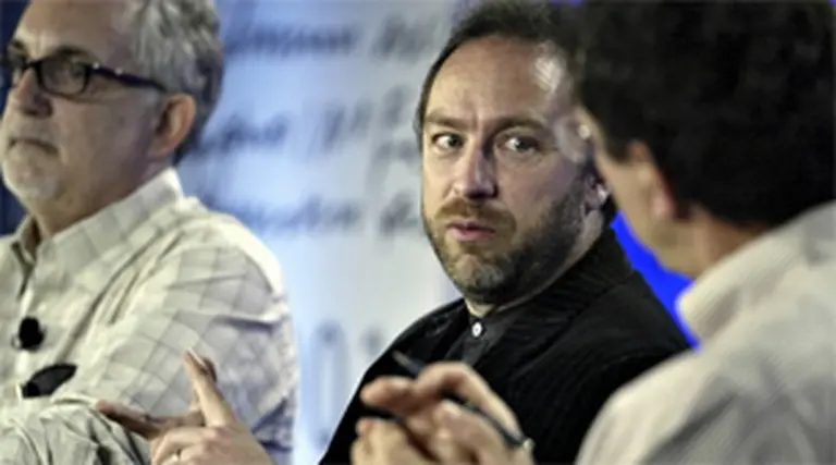 El fundador de Wikipedia apunta con su propio buscador a Google