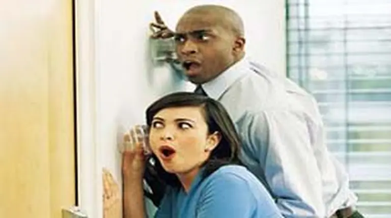 Cómo combatir al pequeño "chismoso" que todo oficinista lleva dentro