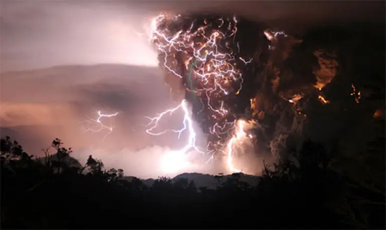 United y American Airlines suspenden sus vuelos por la acción del volcán Chaitén