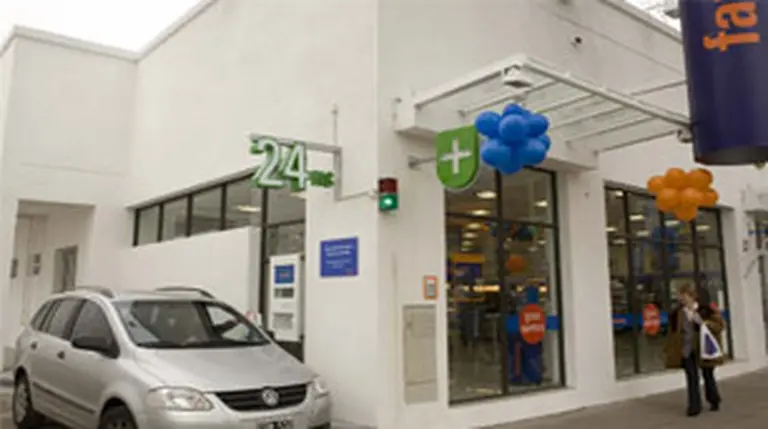 Farmacity da servicio nocturno a automovilistas en su nuevo local