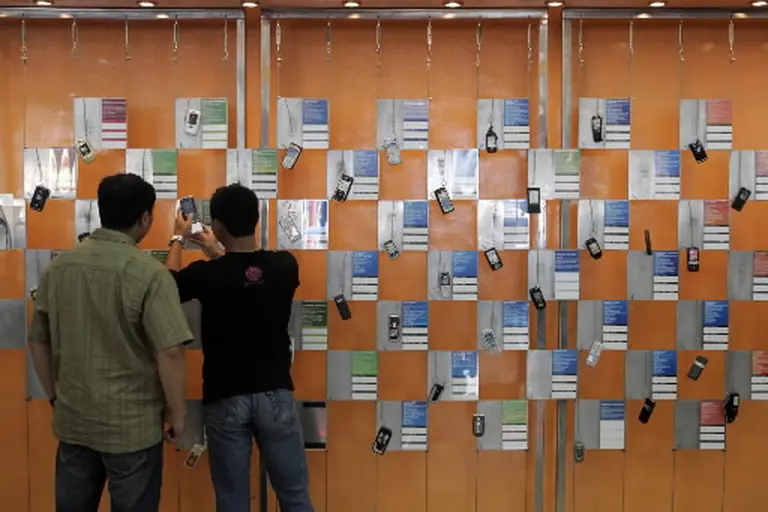 Los pobres prefieren los celulares más caros