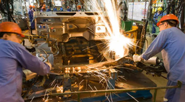 Sueldos de soldadores superan los de profesionales por falta de trabajadores calificados