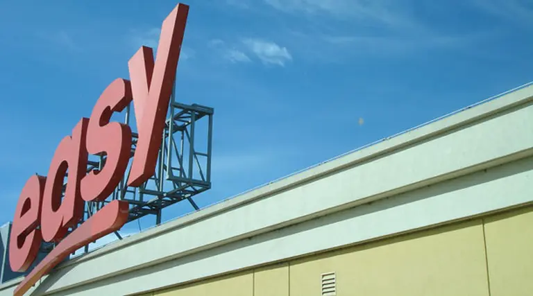 Dueña de Easy y Jumbo posterga proyectos en toda la región