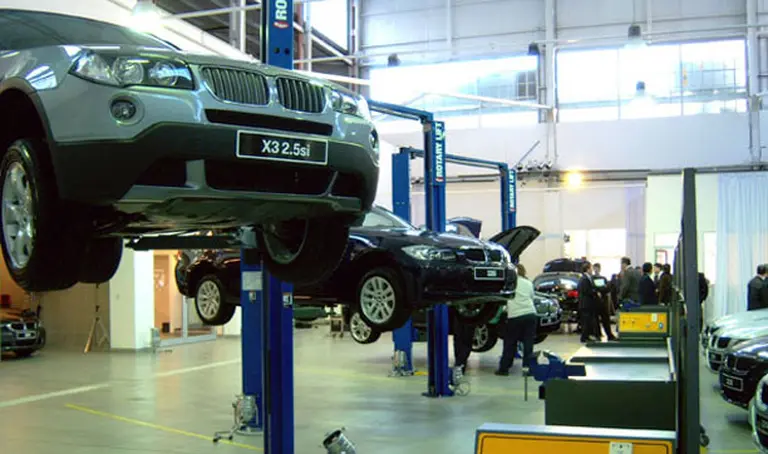 BMW suspende una semana su producción por la crisis