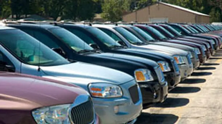 La venta de autos cayó a su nivel más bajo desde 2003