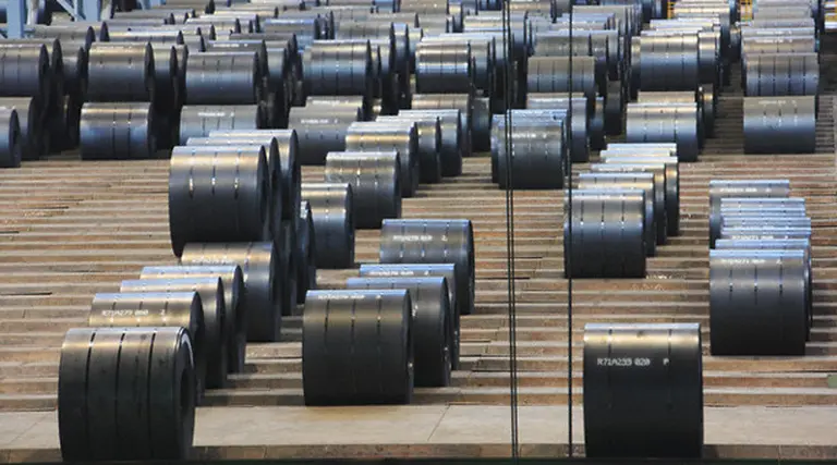 Producción mundial acero cayó cerca de un 25% anual