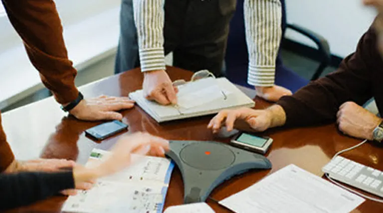 Crece la polémica: ¿cuál es el lí­mite legal de las empresas para "vigilar" a sus empleados?