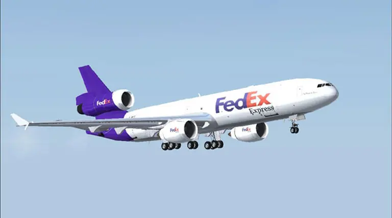 Avión de FedEx cayó a tierra en Tokio y se incendió por completo